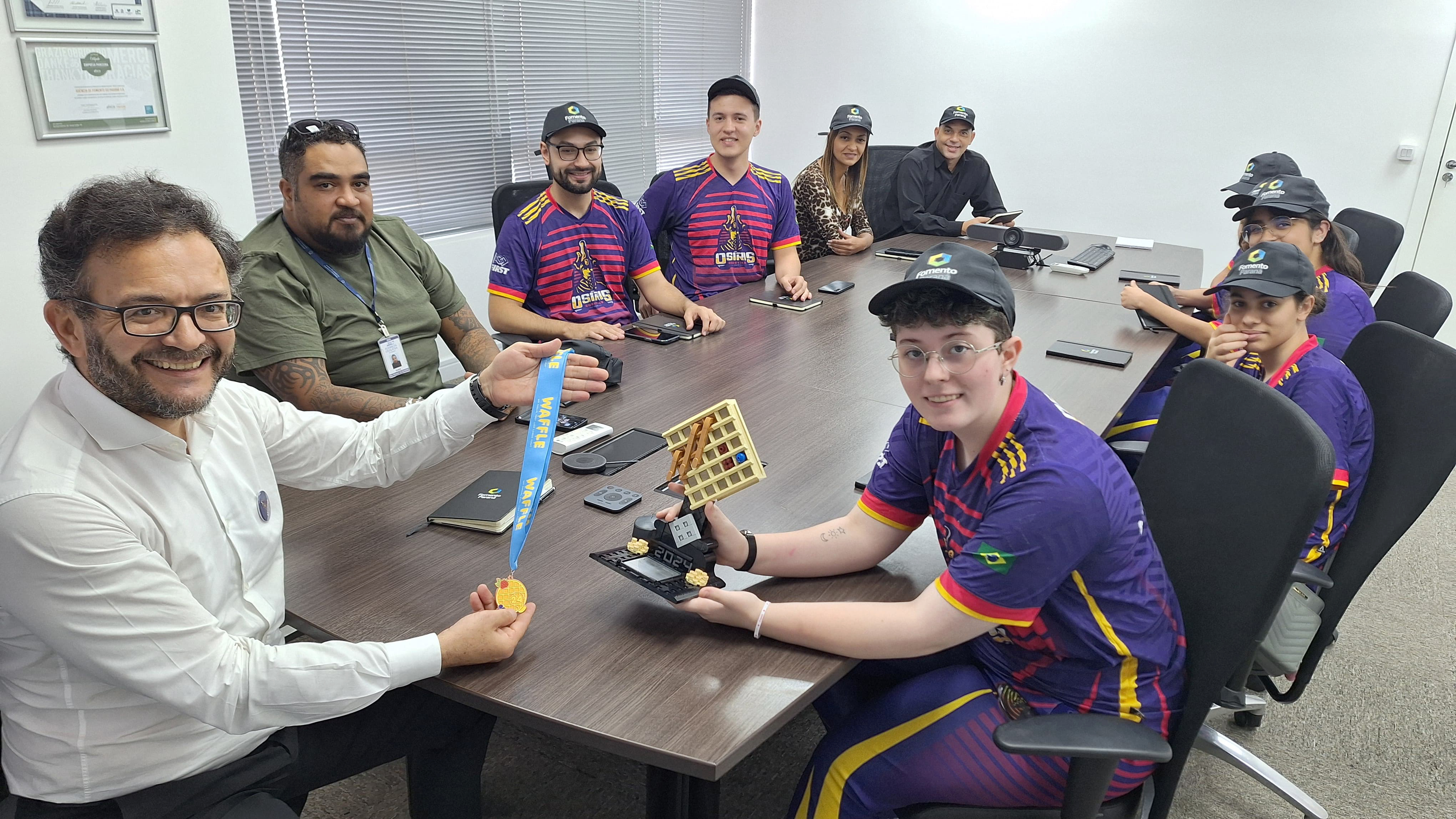 Fomento Paraná recebe equipe de estudantes que participaram de torneio internacional de robótica