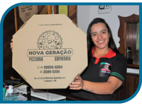 Moça de pele parda, cabelos e olhos castanhos, segurando uma embalagem de pizza 