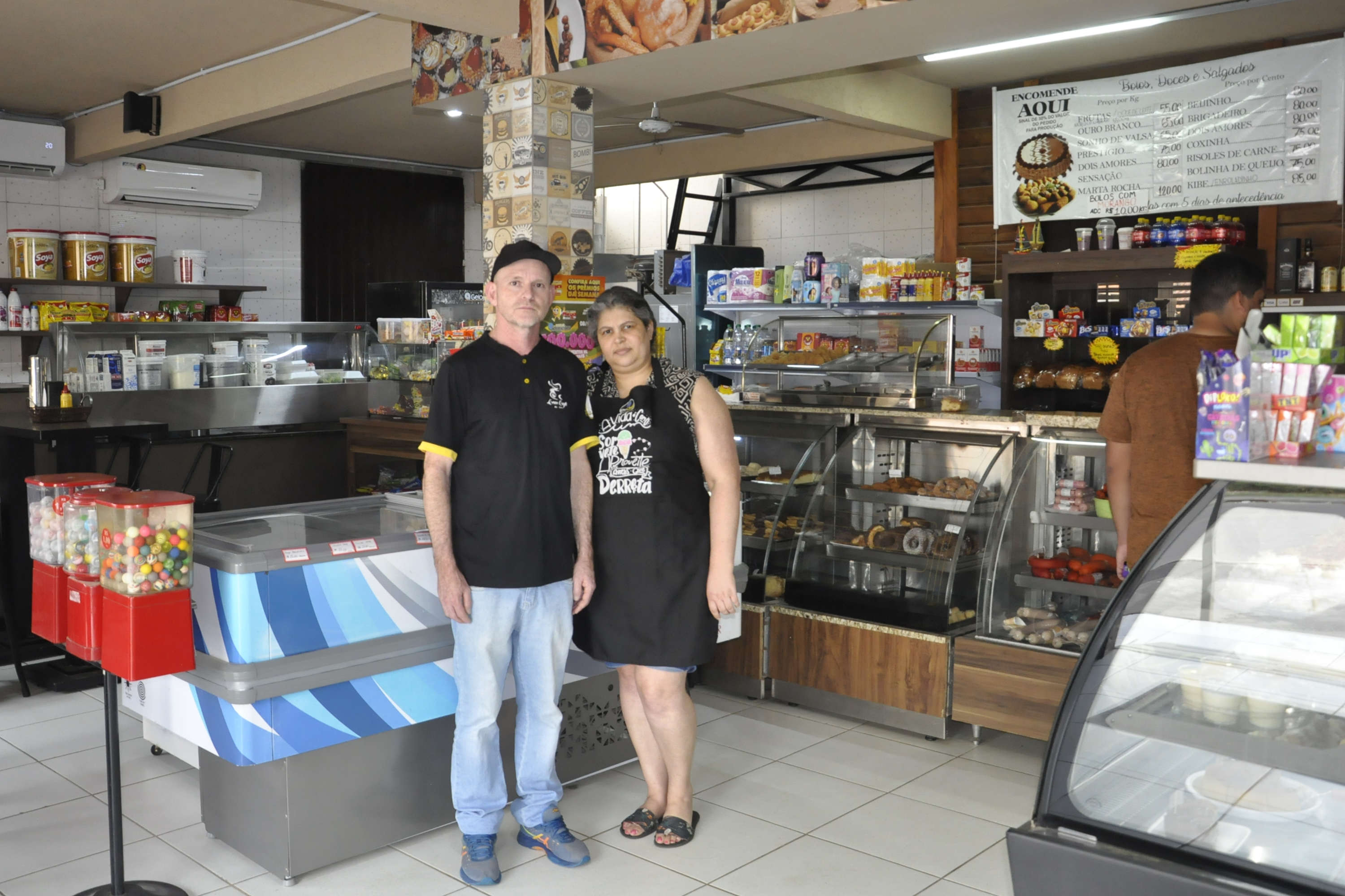 Um bom exemplo de aproveitamento das linhas de crédito da Fomento Paraná para impulsionar pequenos negócios vem de Almirante Tamandaré onde o empreendedor Celso Ferreira de Souza e a esposa, Andrea Simone de Souza da Silva, administram a Panificadora Paladar.