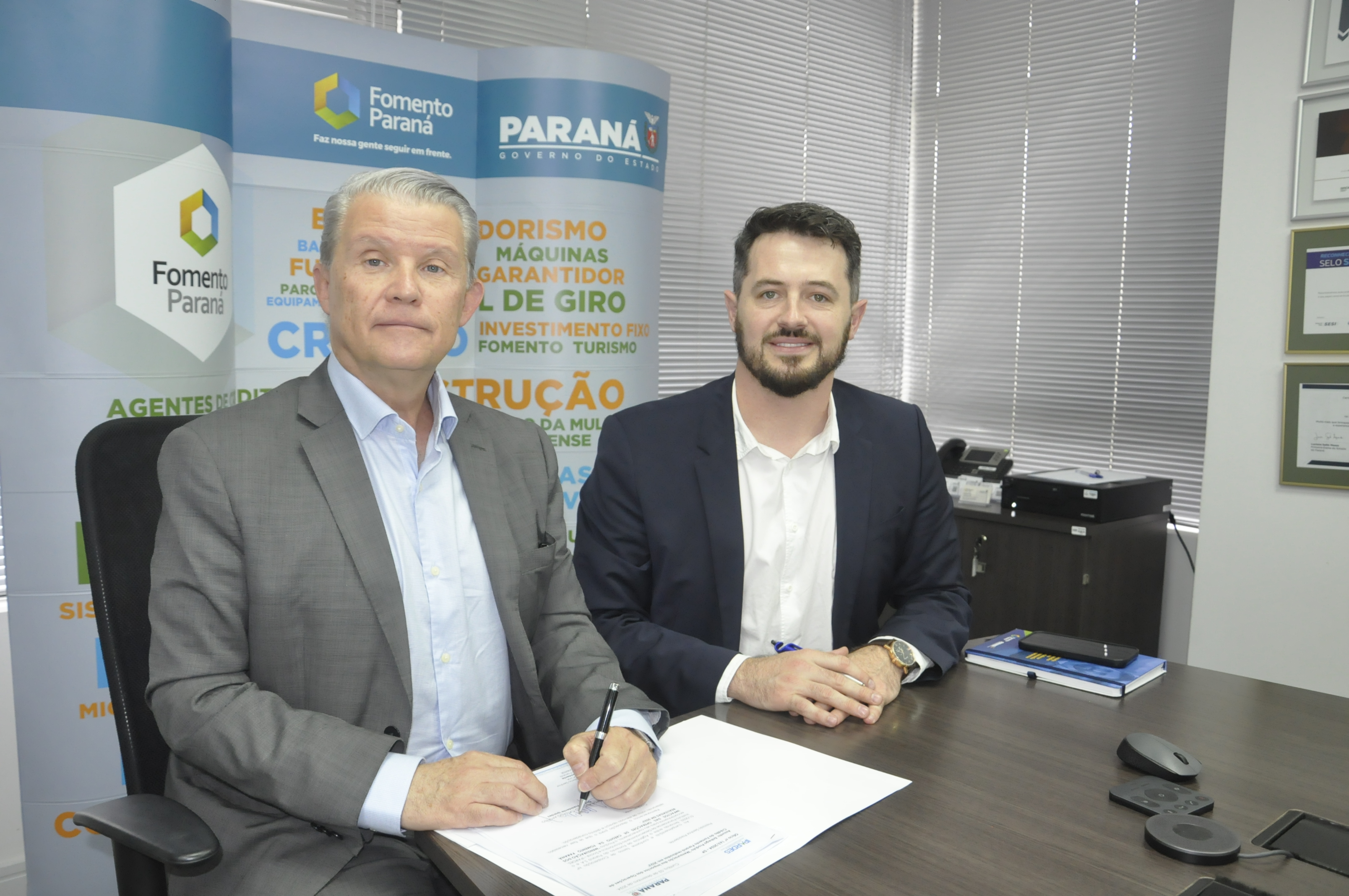 Jorge Callado, do Ipartes, e Vinícius Rocha, da Fomento Paraná, na apresentação do relatório de impactos socioeconômicos do crédito da Fomento no PIB estadual