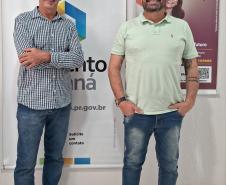 Roberto Carraro, agente de crédito, ao lado do diretor de Indústria e Comércio de Marialva, Ideuber Celeste.